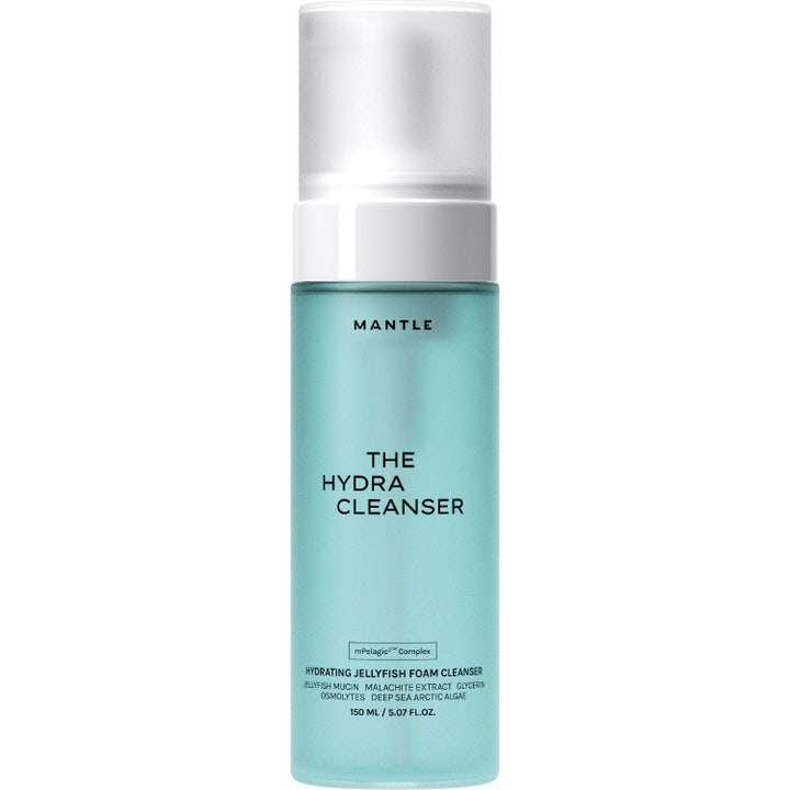 Mantle The Hydra Cleanser 150 ml återfuktande ansiktsrengöring i en ljusturkos frostad flaska med vit pump