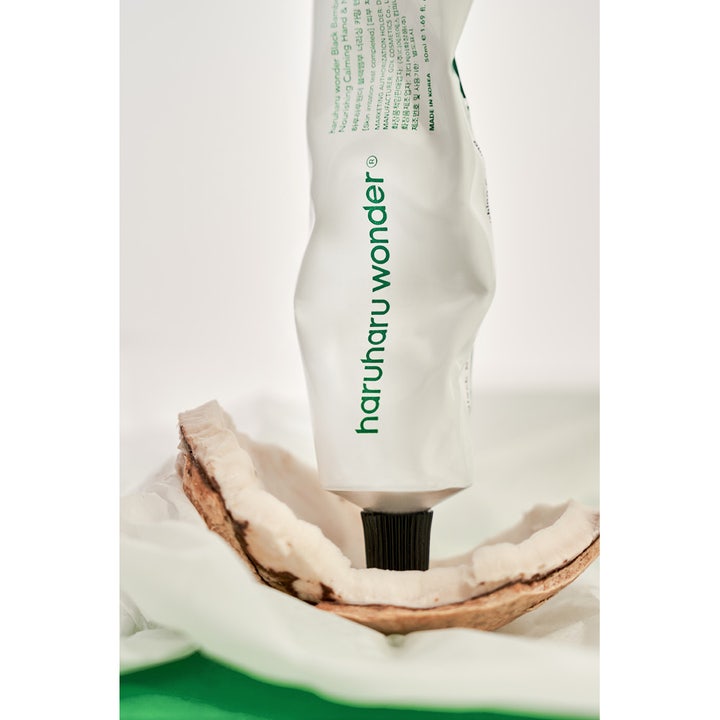 haruharu wonder Black Bamboo Hand & Nail Cream 50 ml närande ekologisk bambu handkräm i vit tub på ett kokosnötsskal.