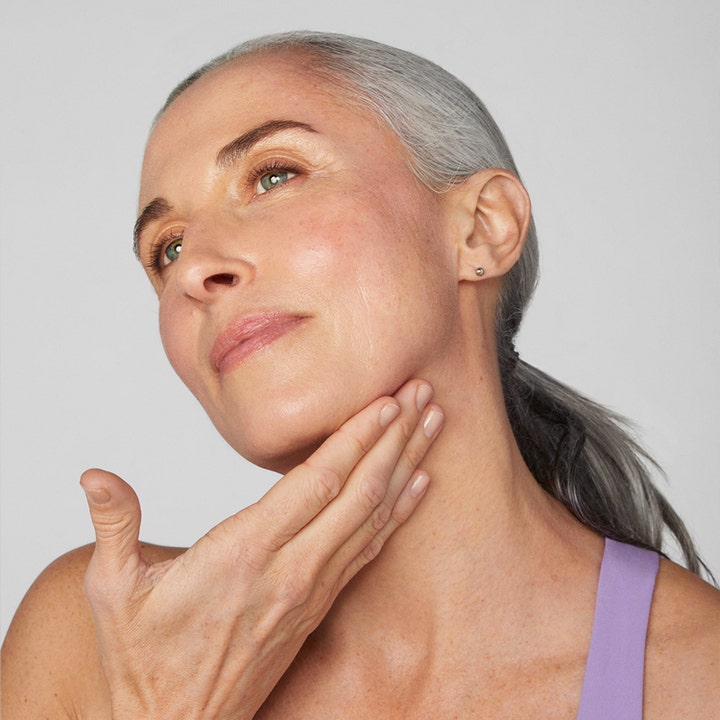 Clinique Smart Clinical Repair 50 ml ansikts och halskräm med peptider som appliceras på halsen för lyftande effekt.