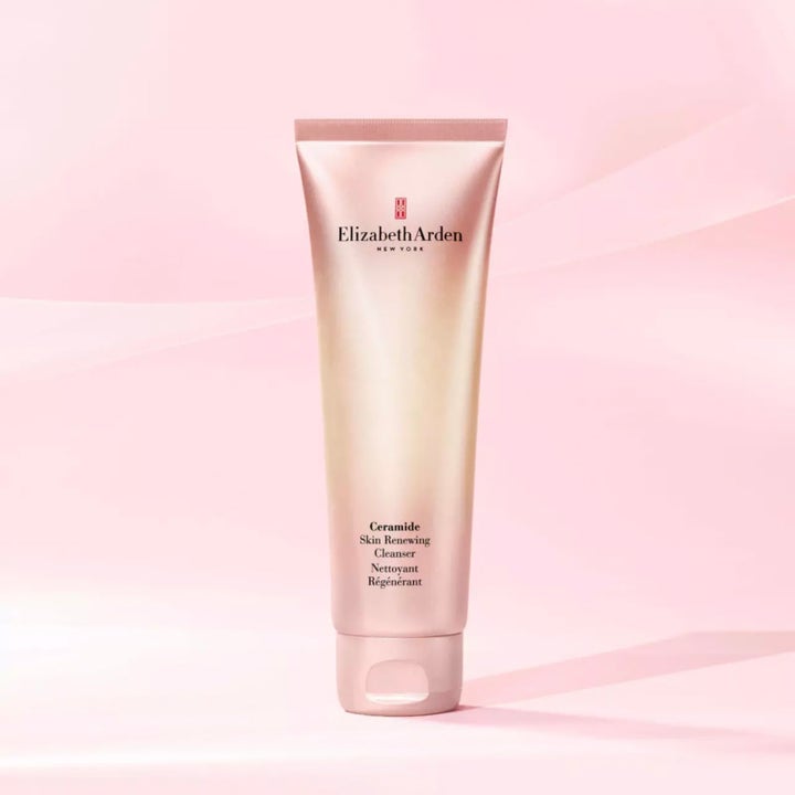 Elizabeth Arden Ceramide Skin Renewing Cleanser 125 ml rengöringsgel i en skimrande rosa tub som ger förnyad lyster