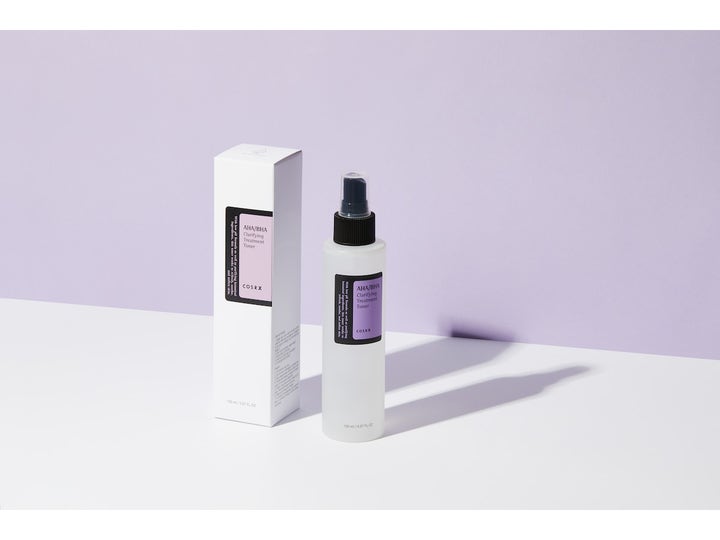 COSRX AHA/BHA Clarifying Treatment Toner 150 ml klarande bha toner i frostad sprayflaska med vit ytterförpackning.
