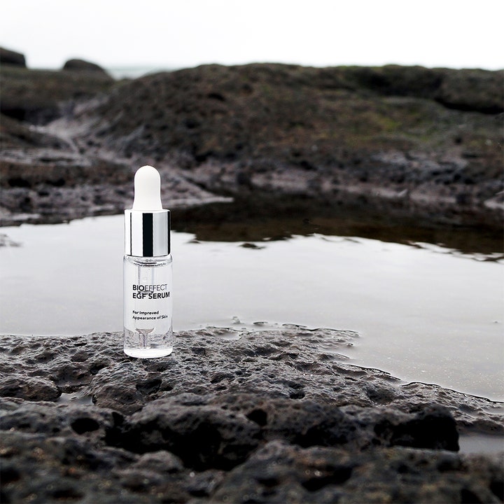 Bioeffect EGF Serum 15 ml anti-age serum från Island i glasflaska placerad vid en vattenfylld lavaklippa.