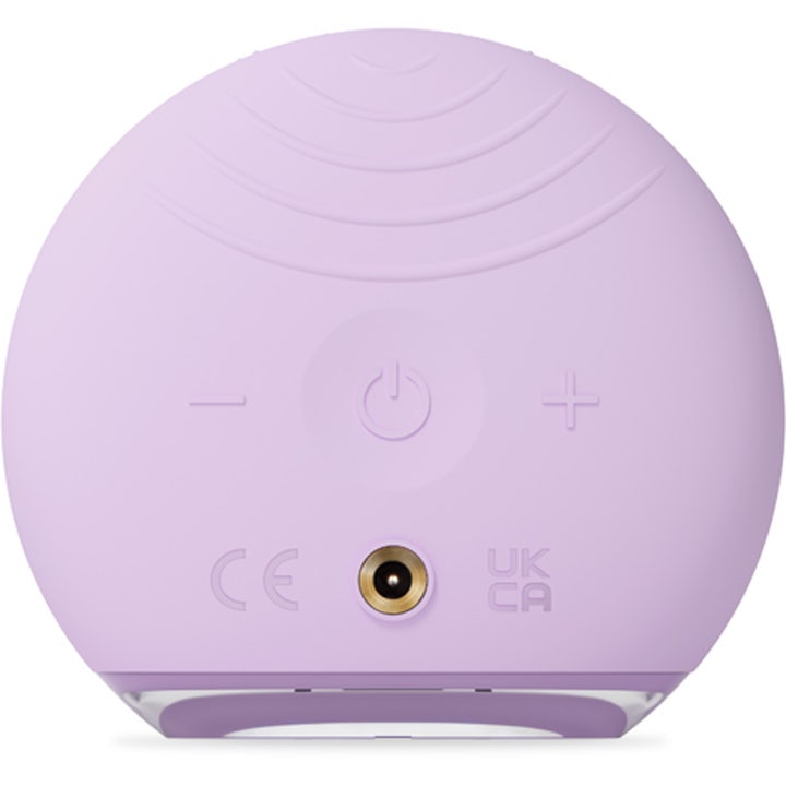 FOREO LUNA 4 go Lavender 1 st rengöringsborste visar baksidan med kontrollknappar och laddningsport i lila silikon