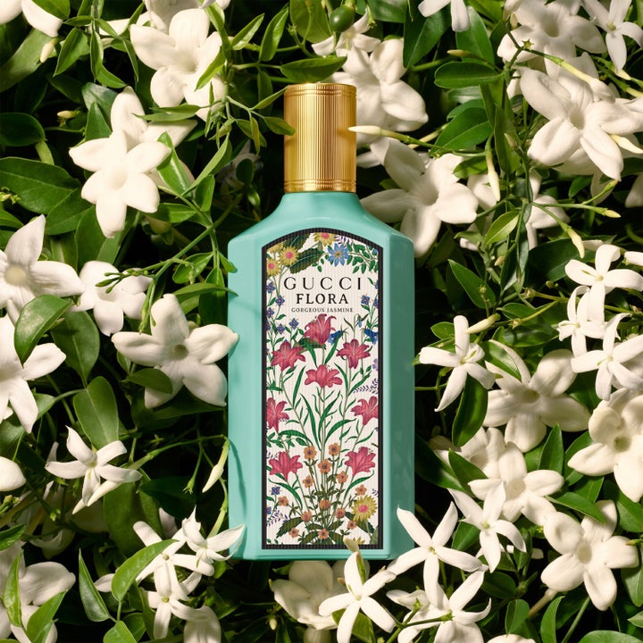 Gucci Flora Gorgeous Jasmine Eau de Parfum 50 ml parfym jasmin i turkos flaska bland vita blommor
