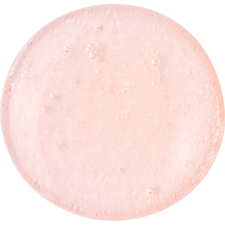 By Wishtrend Mandelic Acid Dark Spot Correcting Serum 30 ml mot mörka fläckar har en ljusrosa geltextur med små bubblor.