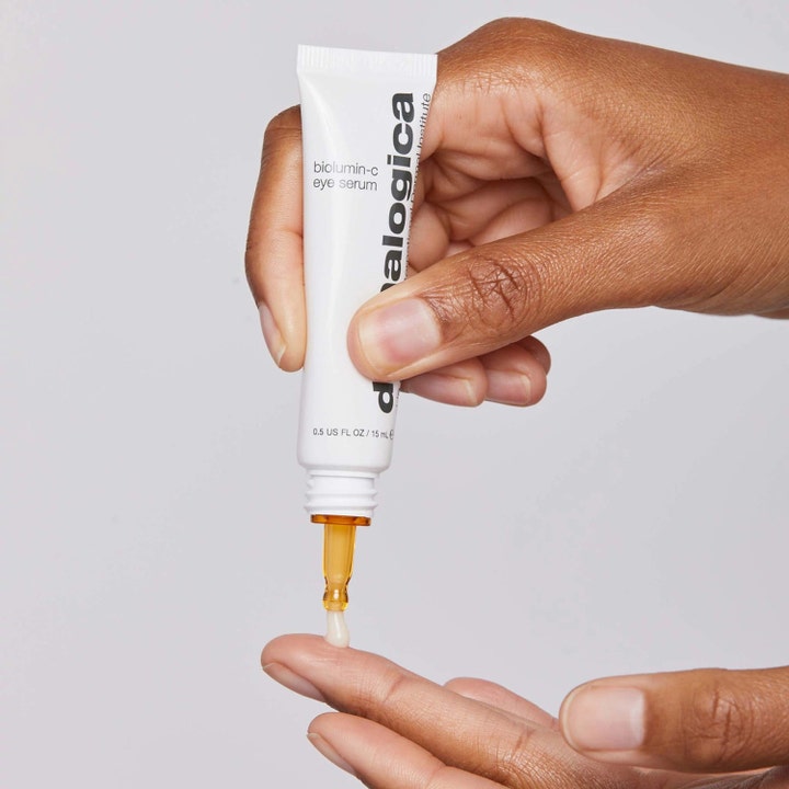 Dermalogica BioLumin-C Eye Serum 15 ml ljusande anti-age ögonserum i vit tub med en droppe på fingertoppen.