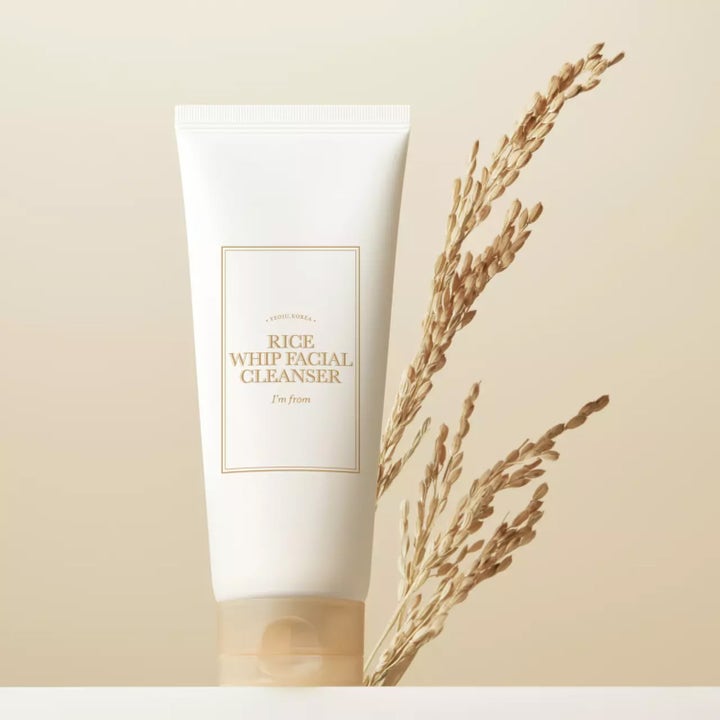 I'm from Rice Whip Facial Cleanser 150 ml mild ansiktsrengöring i vit tub bredvid dekorativa torkade risax