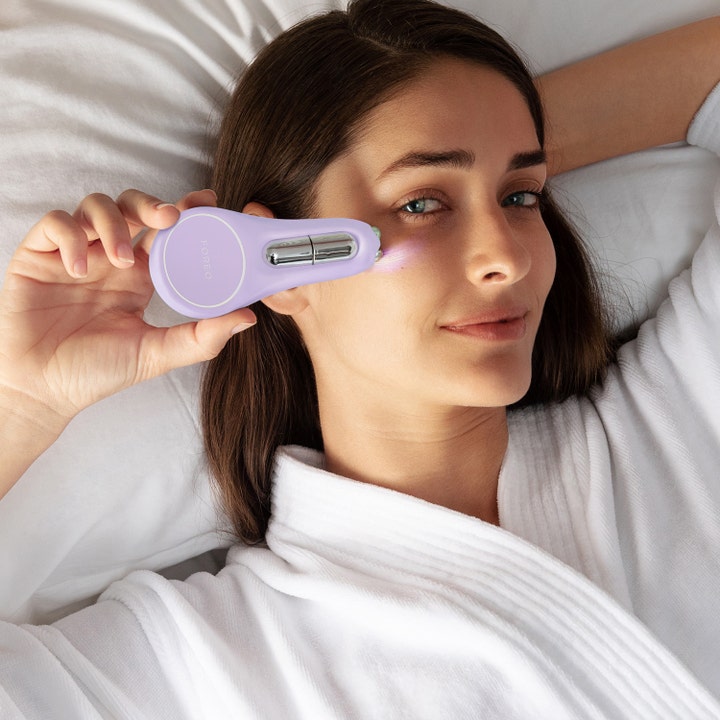 FOREO BEAR 2 eyes & lips Lavender mikroström behandling som ger FOREO huduppstramning ansikte.