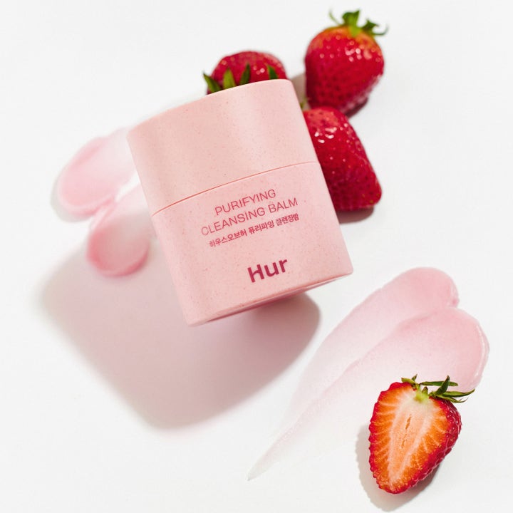 House of Hur Purifying Cleansing Balm 50 ml djuprengörande ansiktsrengöring i rosa burk med krämig textur och röda jordgubbar