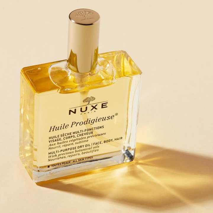 Nuxe Huile Prodigieuse 100 ml närande dry oil för torr hud i en elegant fyrkantig glasflaska med guldkork.