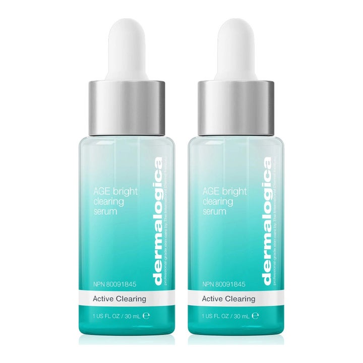 Dermalogica AGE Bright Clearing Serum 30 ml motverkar orenheter i två ljusblå tonade glasflaskor med silverdetaljer