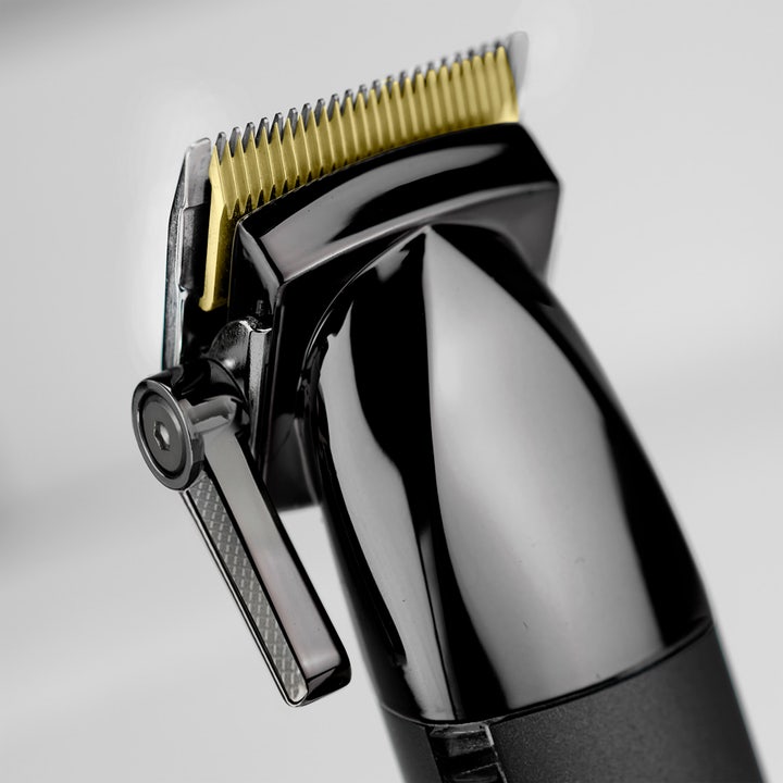 BaByliss Super X Metal Hair Clipper 1 st metallklippare ger precision med guldfärgat skärblad och svart glansigt hölje.