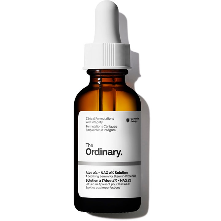 The Ordinary Aloe 2% + NAG 2% Solution 30ml lugnande akne serum för finnar i bärnstensfärgad flaska med vit pipett