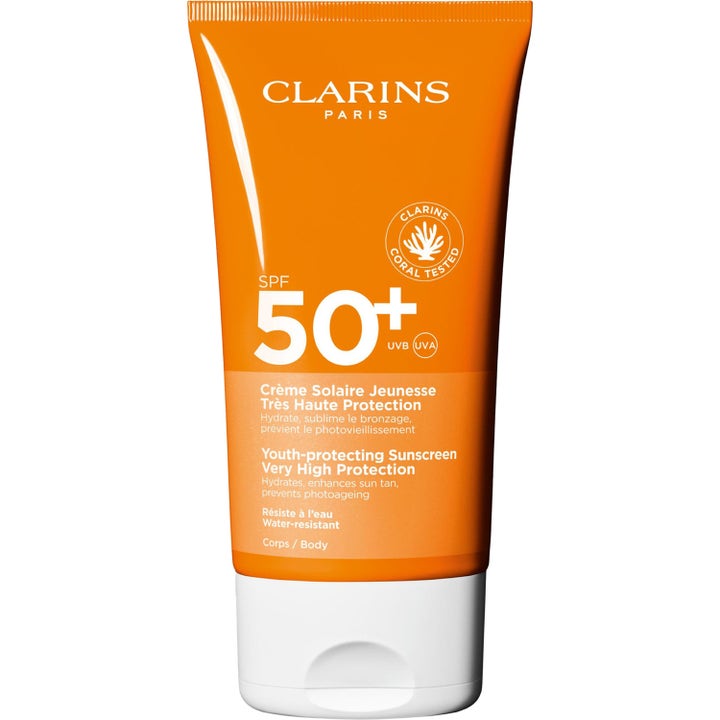 Clarins Youth-protecting Sunscreen 150 ml solskyddskräm som motverkar åldrande i en orange plasttub med vitt lock