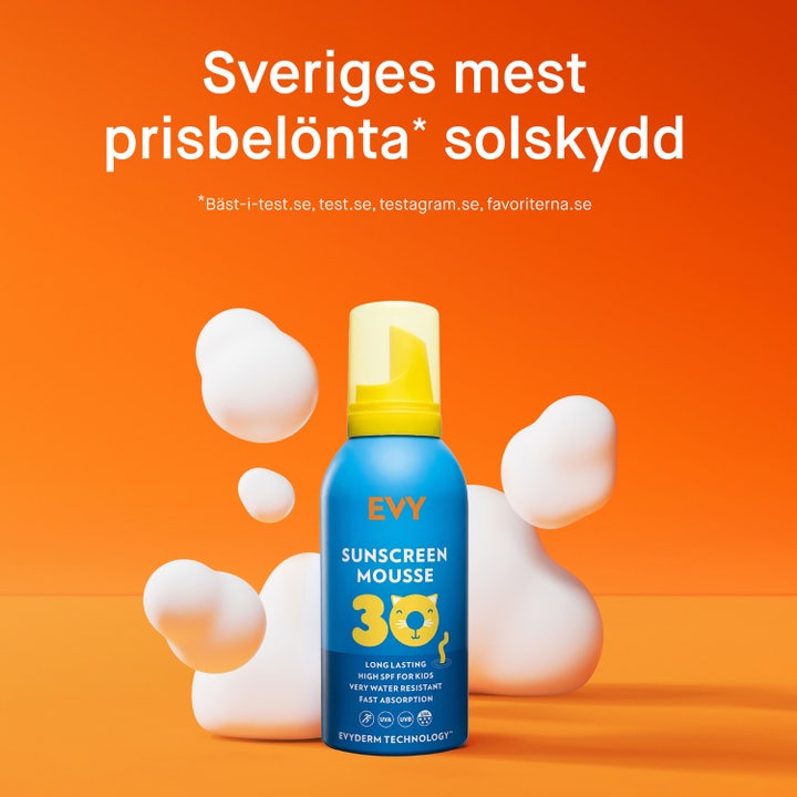 EVY Technology Sunscreen Mousse For Kids 150 ml vattenfast solkräm barn i blå flaska bland vitt skum på orange bas.