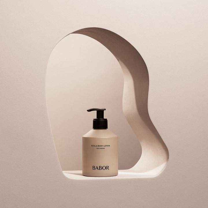 Babor Soul & Body Lotion 250 ml lugnande body lotion i en beige pumpflaska i en skulptural nisch.