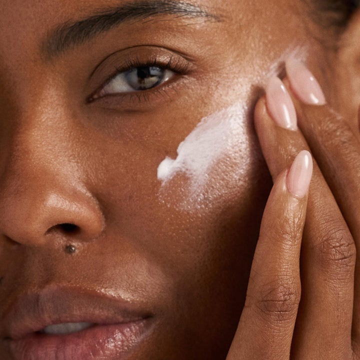 Dermalogica Dynamic Skin Recovery SPF50 100 ml återfuktande dagkräm som smörjs in i huden med fingertopparna.