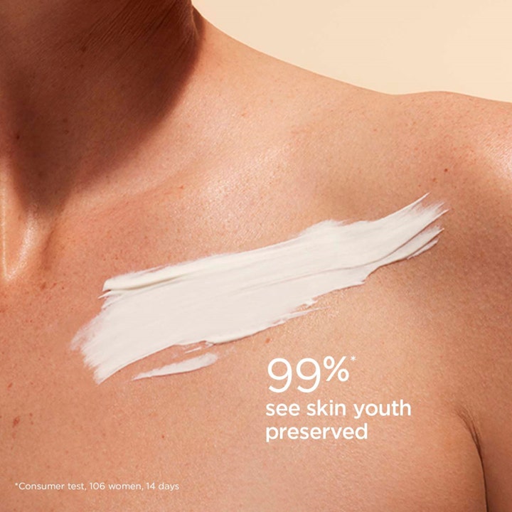 Clarins Youth-protecting Sunscreen SPF30 150 ml solkräm med vit textur på hud och texten 99% see skin youth preserved