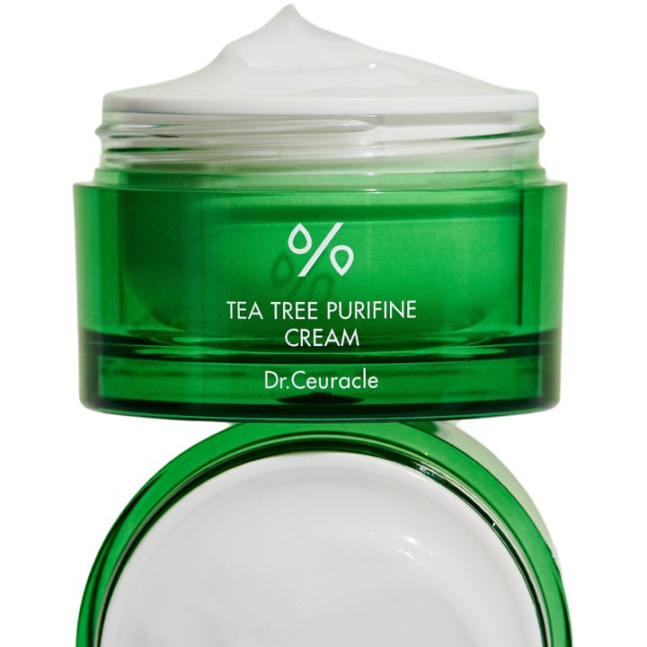 Dr. Ceuracle Tea Tree Purifine Cream 50 g lugnande dagkräm i öppen grön burk med synlig vit krämig textur.