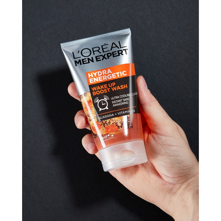 L'Oréal Paris Hydra Energetic Wash 100 ml energigivande ansiktsrengöring för män i tub som hålls i en hand