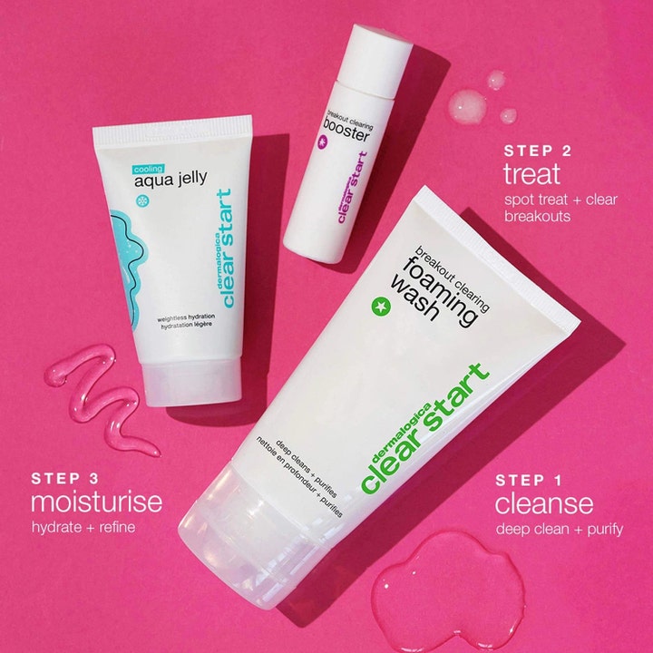 Dermalogica Clear Start Breakout Clearing Kit aknebehandling kit i tre steg med rengöring och kräm på rosa yta.