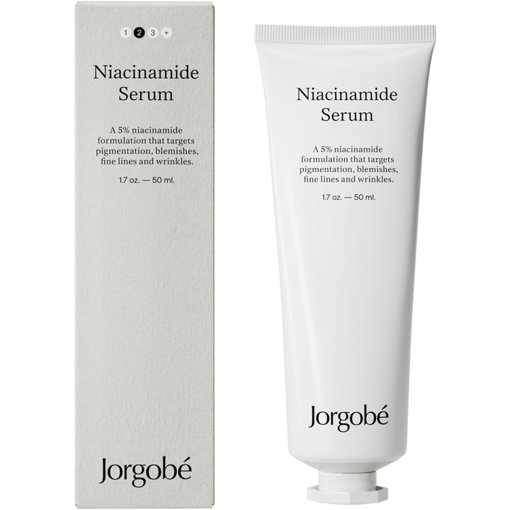 Jorgobé Niacinamide Serum 50 ml ansiktsserum för jämnare hudton i vit tub och tillhörande ytterbox