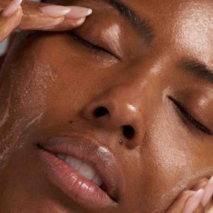 Dermalogica PreCleanse 295 ml ansiktsrengöring som löser upp smink på huden i en närbild av ett ansikte