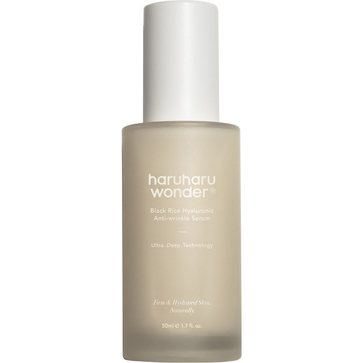Haruharu Wonder Black Rice Hyaluronic 50 ml hyaluronsyra anti-rynk serum för fast hud i frostad glasflaska med vit kork.