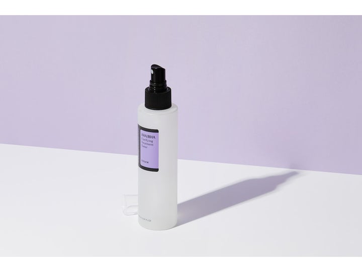 COSRX AHA/BHA Clarifying Treatment Toner 150 ml klarande bha toner i vit sprayflaska med lila etikett och svart pump