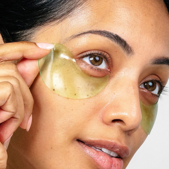PÜR Mellow Eyes Rejuvenating Eye Patches 90 g i form av gröna hydrogel eye patches som appliceras under ögonen.