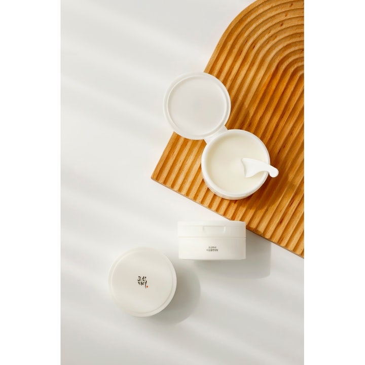 Beauty of Joseon Radiance Cleansing Balm 100 ml är en krämig ansiktsrengöring i vit burk med spatel.