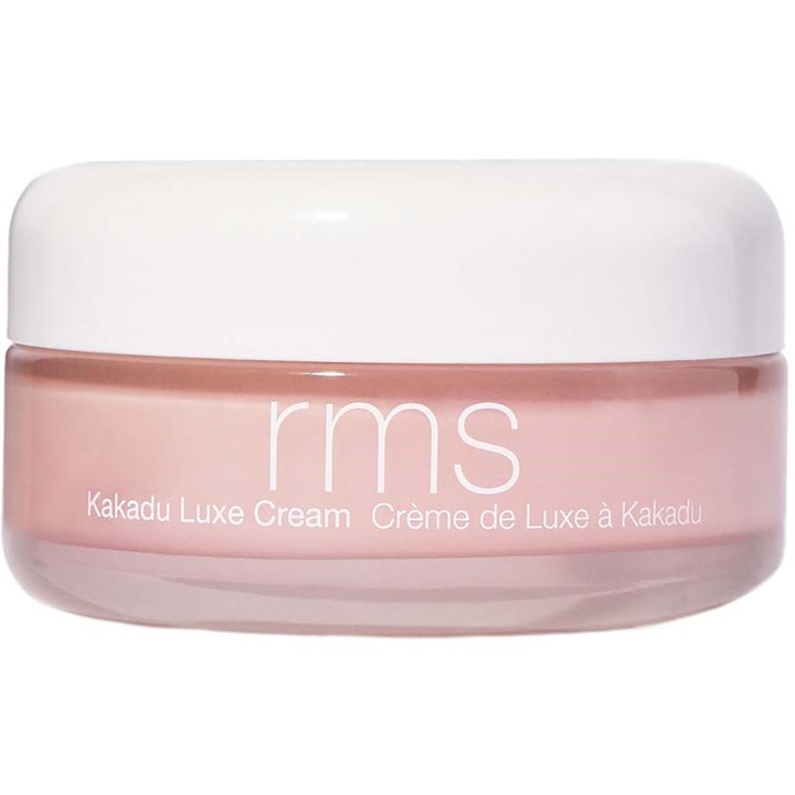 RMS Kakadu Luxe Cream lyx ansiktskräm ger lyster i en frostad glasburk med ljust persikorosa innehåll.