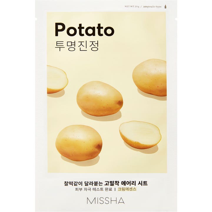 Missha Airy Fit Sheet Mask Potato 19 g lugnande sheet mask i vit sachet prydd med bilder av hela och delade potatisar.
