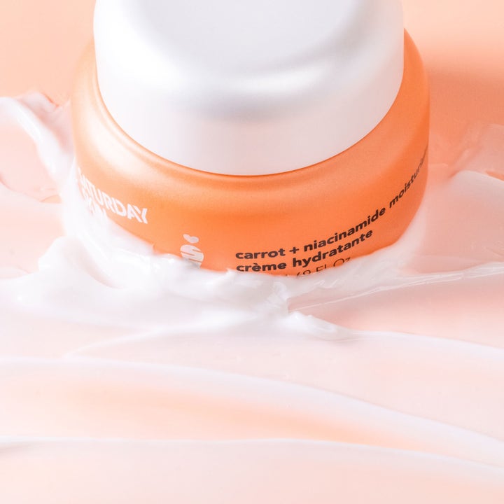 Saturday Skin Carrot + Niacinamide Moisturizing Cream 30 ml återfuktande dagkräm i orange burk och mjuk vit kräm