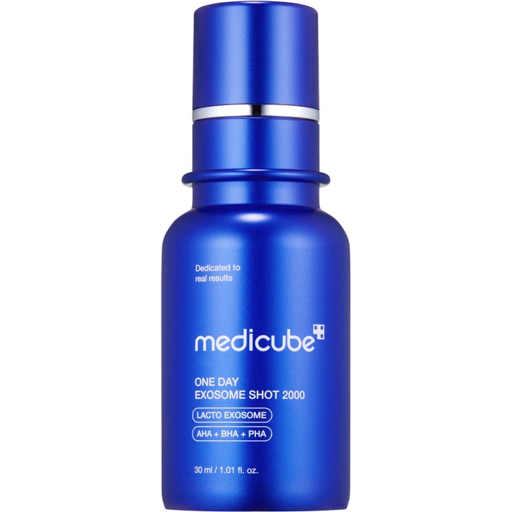 Medicube One Day Exosome Shot 2000 30 ml exfolierande serum för jämnare hud i en blå metallisk flaska