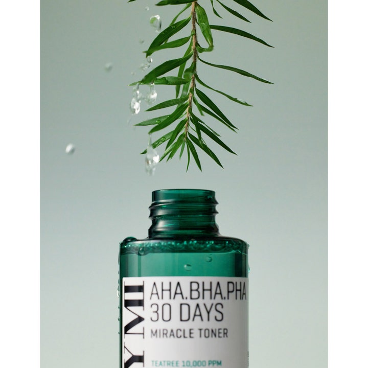 Some By Mi Aha-Bha-Pha 30 Days Miracle Toner 150 ml exfolierande ansiktsvatten med teträd och fallande vattendroppar.