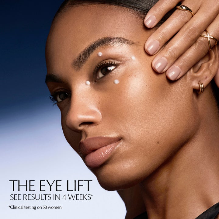 Estée Lauder Advanced Night Repair Eye Lift + Sculpt 15 ml antiaging ögonserum applicerat i prickar runt ögat.