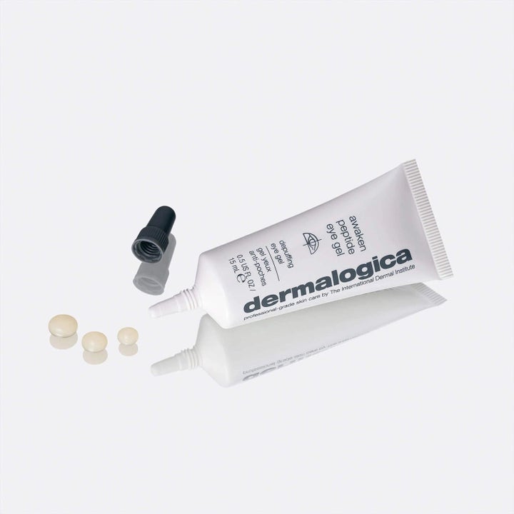 Dermalogica Awaken Peptide Eye Gel 15 ml dämpande ögonkräm i tub med tre ljusa gelklickar bredvid.