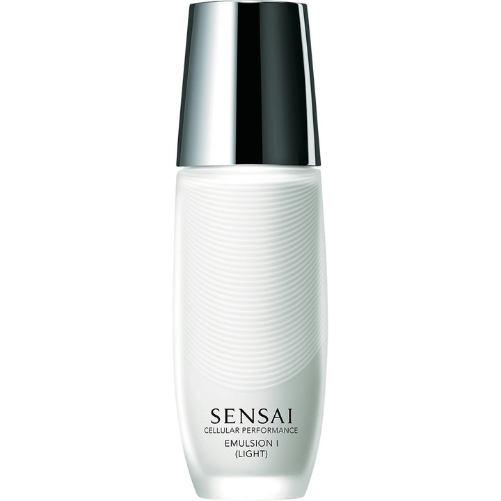 Sensai Cellular Performance Emulsion I Light 100 ml ger fukt i en vit frostad glasflaska med vågmönster och silverlock