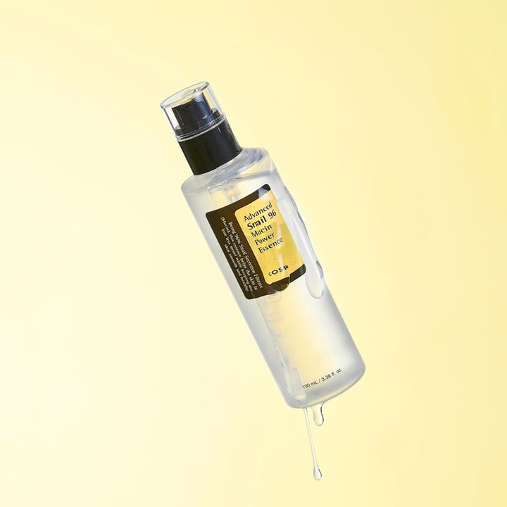 COSRX Advanced Snail 96 Essence 100 ml återfuktande snigelslem i genomskinlig pumpflaska med rinnande textur