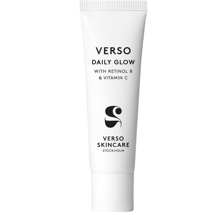 Verso Daily Glow lystergivande ansiktskräm med Retinol 8 och C-vitamin i en stilren vit tub med svart text.