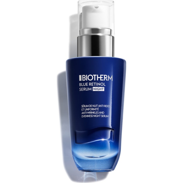 Biotherm Blue Retinol Serum Night anti-rynk nattserum i en stilren blå glasflaska med silverpump och genomskinligt lock