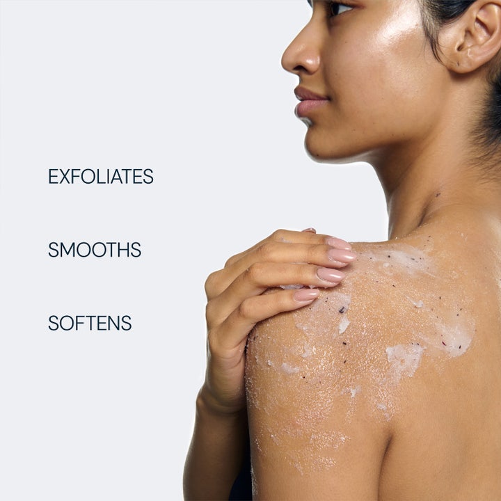 Elemis Frangipani Monoi Salt Glow 490 g saltskrubb exfolierar huden mjuk med texten Exfoliates Smooths Softens.