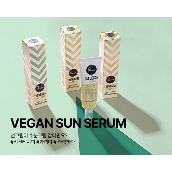Suntique I'm Vegan Sun Serum 45 ml cruelty free solskydd spf 50 i vit tub framför gula sicksackmönstrade askar