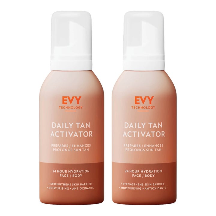 EVY Daily Tan Activator 2-pack återfuktande mousse som bidrar till att reparera hudbarriär i beige sprayflaskor.