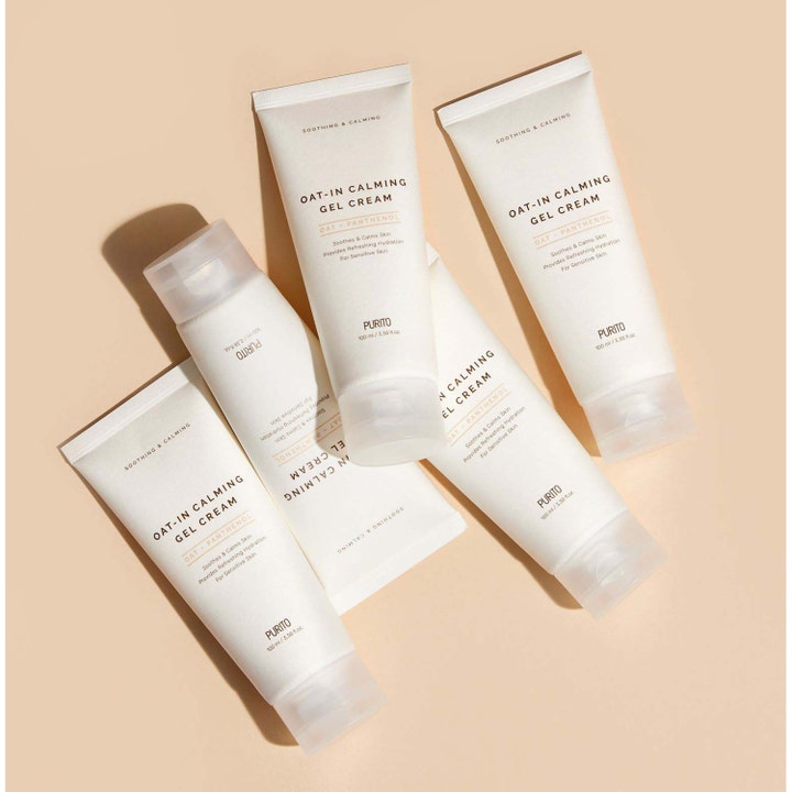 Purito gel cream 100 ml havre lugnande ansiktskräm i vita tuber med panthenol som ligger samlade på beige yta