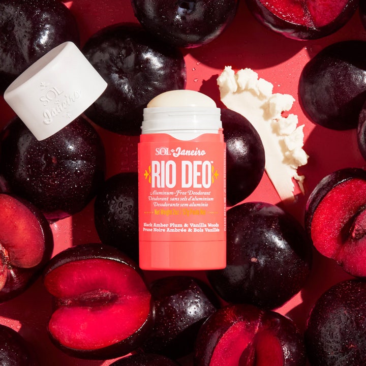 Sol de Janeiro Rio Deo 40 Deodorant Refill 57 ml aluminiumfri deodorant i korallrosa hylsa bland mörka plommon.