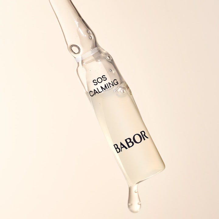 Babor Ampoule SOS Calming 14 ml akutserum för känslig hud i glasampull med en hängande droppe serum