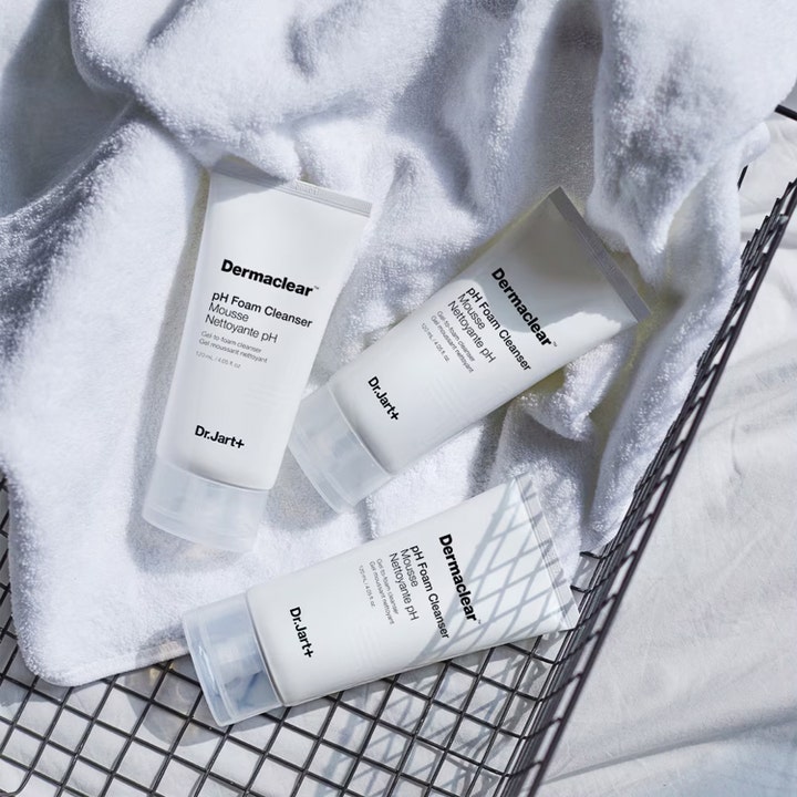Dr.Jart+ Dermaclear pH Foam Cleanser 120 ml mild ansiktsrengöring i vita tuber på en mjuk vit handduk
