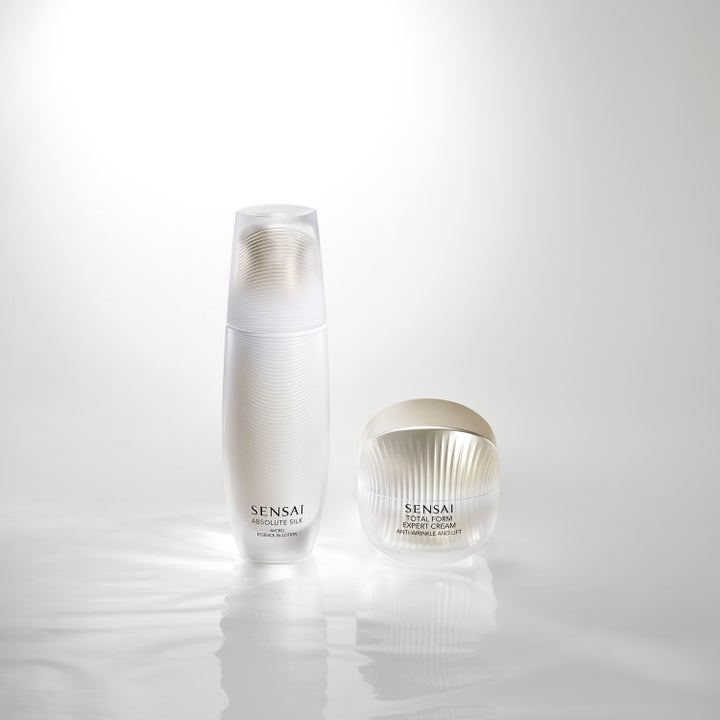 Sensai Total Form Expert Cream 50 ml lyftande ansiktskräm i rund pärlvit burk tillsammans med Absolute Silk lotion